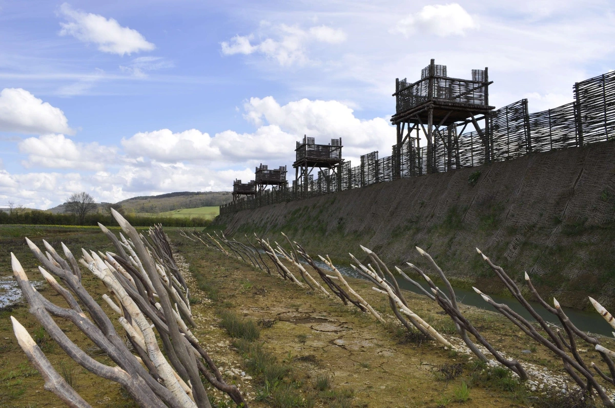 Reconstruction of the fortifications of Caesar's army at Alesia in 52 BC,Muséoparc d'Alésia.